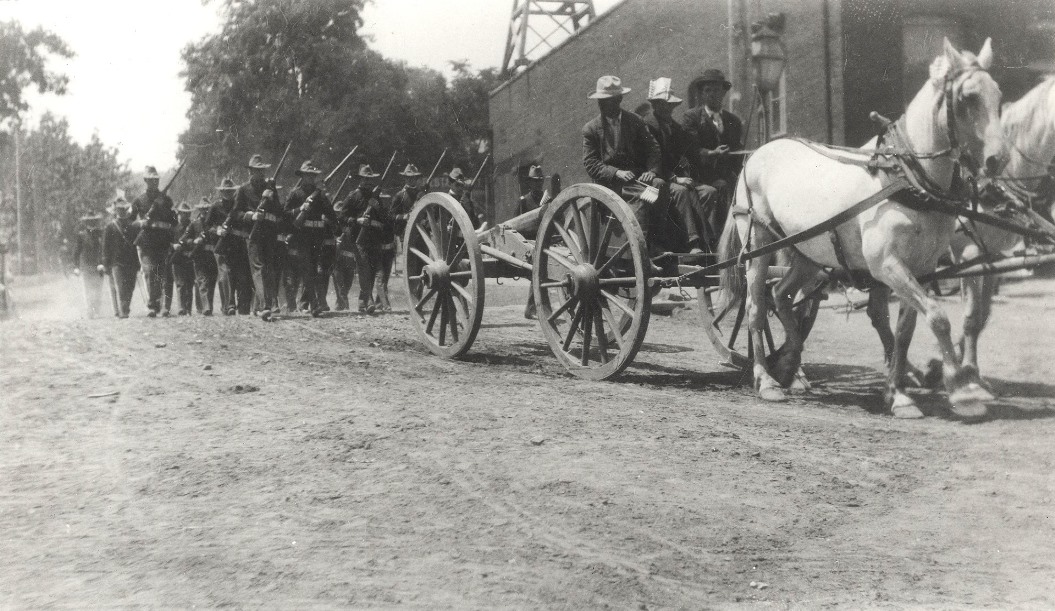 The Jacksonville cannon on Oregon Street, July 4, 1907